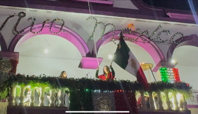 el orgullo de ser mexicanos iluminaron Irimbo.